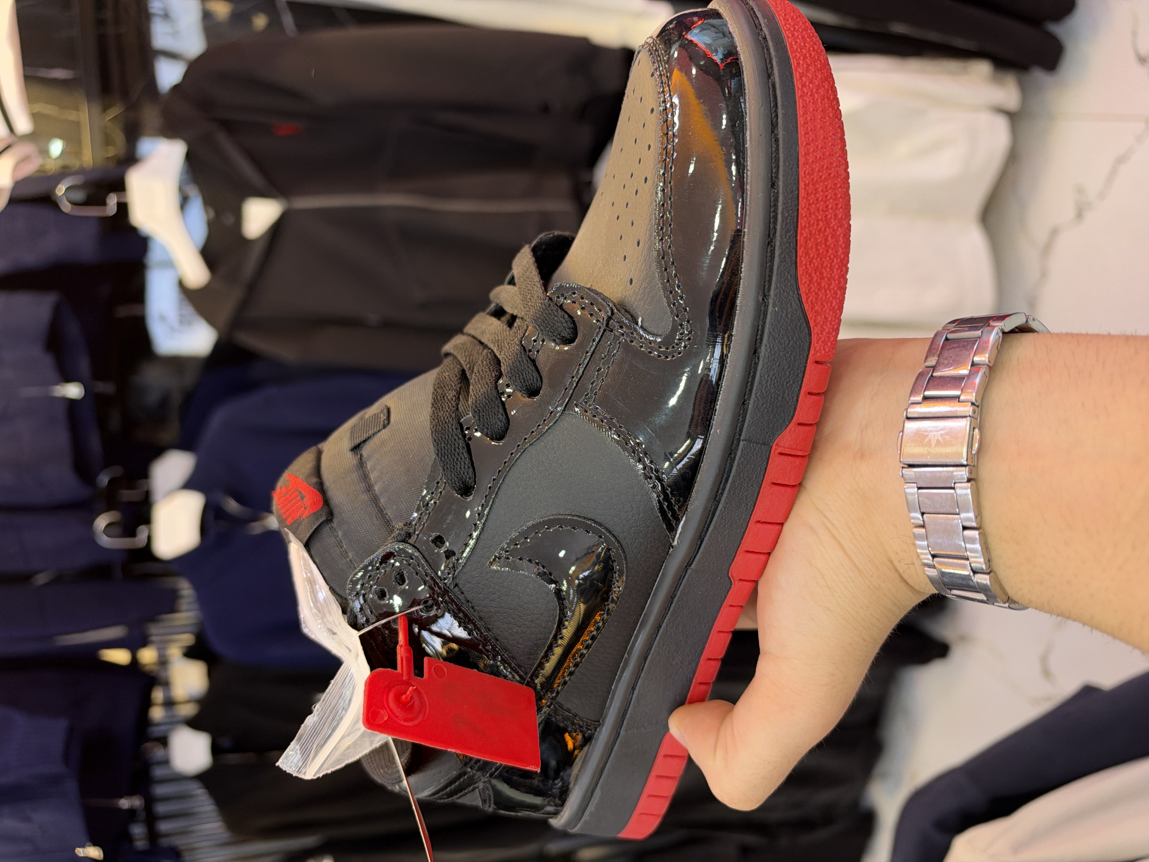 Nike Siyah Rugan Detaylı Spor Ayakkabı - Kırmızı Tabanlı